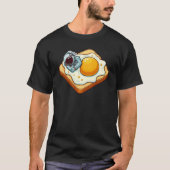 卵トーストで寝る宇宙飛行士 グラフィックアート Tシャツ (正面)