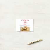 卵 ポストイット (デスク上)