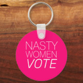 「厄介な女たちも投票する」- ホットピンク、マゼンタ、フクシア キーホルダー (正面)
