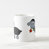 厄介もの赤い花を持つ2頭のかわいい子ヒツジ コーヒーマグカップ (中央)