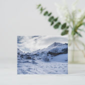 厚い山の雪の中のローントレッカー（ヒマラヤ） ポストカード (スタンド正面)