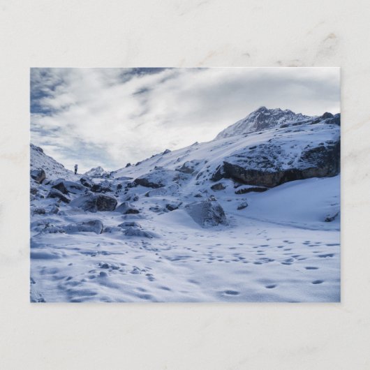 厚い山の雪の中のローントレッカー（ヒマラヤ） ポストカード (正面)