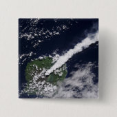 厚く蒸気を多く含むプルームの衛星観測 缶バッジ (正面)