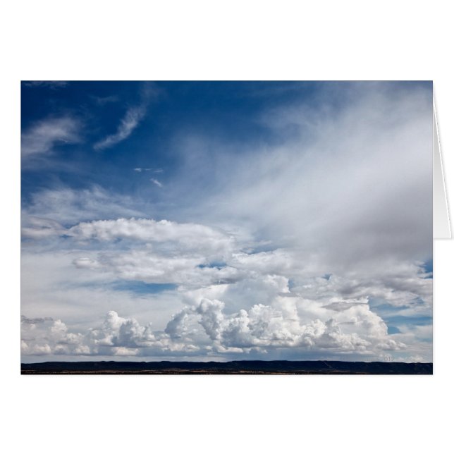 原住民のメサ、NM上の空の劇的な雲 (正面横)