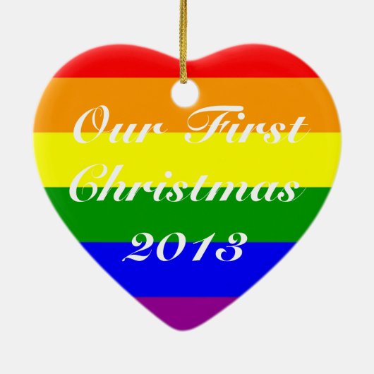 原価化された日付ゲイ結婚したカップル初めてのクリスマス セラミックオーナメント (裏面)