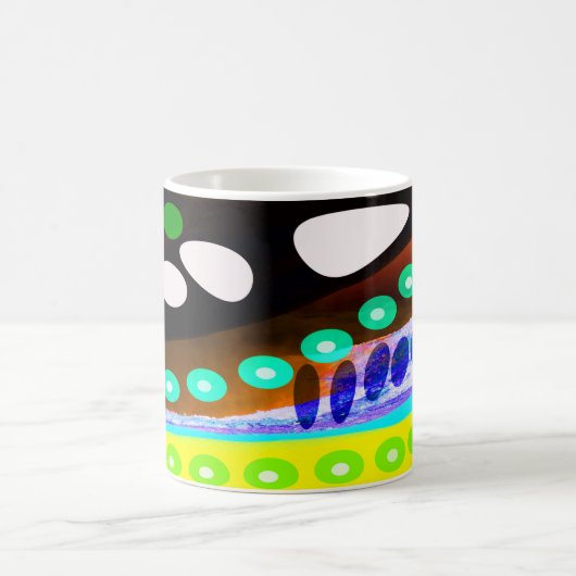 原因不明の目撃、UFO コーヒーマグカップ (中央)