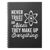 原子を決して信用せず、すべてを構成する ノートブック (正面)