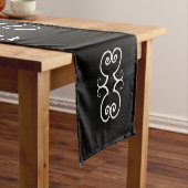 原稿の姓の十分にカスタマイズ可能な文字の黒 ショートテーブルランナー (インサイチュ)