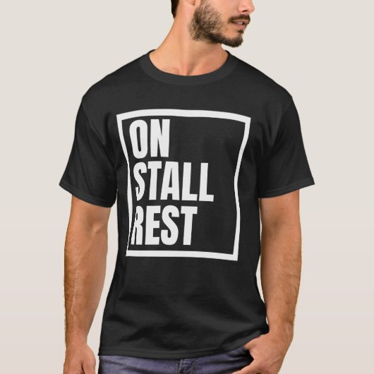 厩舎で休む馬を愛する人への馬にまつわるユーモア Tシャツ (正面)