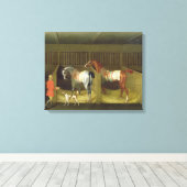 厩舎と有名な二頭のランニング馬が所有している キャンバスプリント (インサイチュ (ウッドフロア))