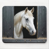 厩舎の窓に白い馬 マウスパッド (正面)