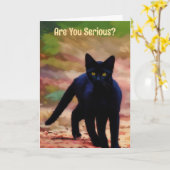 厳しい顔の黒猫 楽しいパロディ 誕生日カード カード (黄色い花)