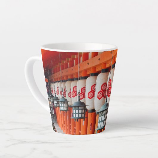 厳島神社内の灯籠 カフェラテマグ (左アングル)