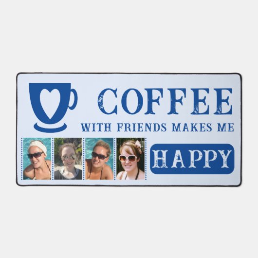 友だちとコーヒーを飲むと、4枚の写真が青く表示される デスクマット (正面)