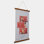 友だち™ | レイチェル、モニカ、フォエベ 吊り下げ型タペストリー (傾斜あり)