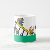 友人が付いている運動場のMaisy コーヒーマグカップ (中央)