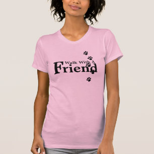 友人のピンクのTシャツが付いている歩行 Tシャツ