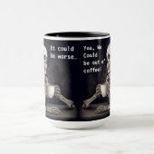 友人のマグカップとコーヒーを飲むスケルトン マグカップ (中央)