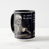友人のマグカップとコーヒーを飲むスケルトン マグカップ (正面左)