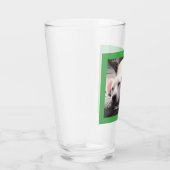 友人の横で休んでいる疲れた犬の最高の写真パパ タンブラーグラス (右)