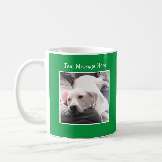 友人の隣で休んでいる疲れた犬の最高の写真 コーヒーマグカップ (左)
