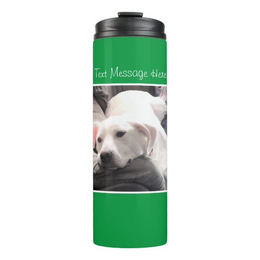 友人の隣で休んでいる疲れた犬の最高の写真 タンブラー (正面)