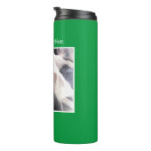 友人の隣で休んでいる疲れた犬の最高の写真 タンブラー (回転右)