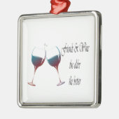 友人はより古いよりよいのワインを飲み、の芸術のギフト メタルオーナメント (左)