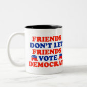 友人は友人の投票民主党員を許可しません ツートーンマグカップ (左)