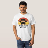 友人はTシャツの前足を持っている Tシャツ (正面フル)