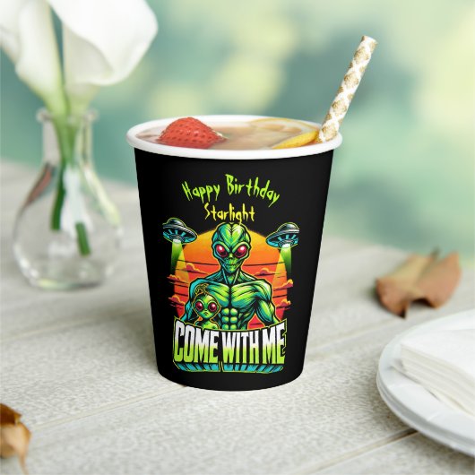 友好的なエイリアンが宇宙の冒険を探求する 紙コップ (インサイチュ)