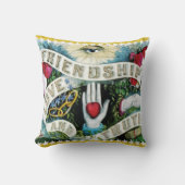 友情と愛の真理の旗とハートの手 クッション (正面)