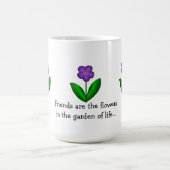友情のメッセージとともに輝く春の紫の花 コーヒーマグカップ (中央)