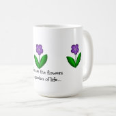 友情のメッセージとともに輝く春の紫の花 コーヒーマグカップ (正面右)