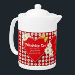 友情の茶レシピのティーポット<br><div class="desc">楽しく、意味を持ったギフトのための友情の茶を作るために明るく白いデイジー、赤いハートおよび金蝶で特に覆われる小さいティーポット。  友情の茶のためのレシピを含み、あなたのスペシャルの考えることは作詩します。  すべての文字は提供されるテンプレートで名前入りかもしれません。  友情の茶のためのあなた自身の特別なレシピを有したら、ちょうどオリジナルを削除し、あなた専有物を加えて下さい。  このデイジーのデザインの一致のコップそして茶貯蔵の瓶はあなたの茶恋人の友人または最愛の人のための完全なギフトを作って私の店で利用できます。  無尾類による元の芸術そしてデザインはスタジオを設計します</div>