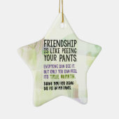 友情は小便をすることのようあなたのズボンです セラミックオーナメント (右)