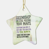 友情は小便をすることのようあなたのズボンです セラミックオーナメント (左)