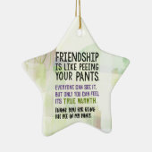 友情は小便をすることのようあなたのズボンです セラミックオーナメント (右)