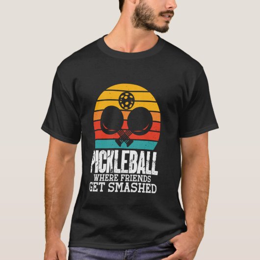 友達がスマッシュするピックルボール Tシャツ (正面)