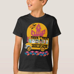 友達とスクールバスをトリックまたは不気味治療する Tシャツ