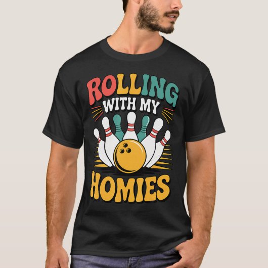 友達と一緒にボウリングを楽しむ面白Tシャツ Tシャツ (正面)