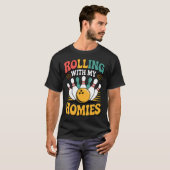 友達と一緒にボウリングを楽しむ面白Tシャツ Tシャツ (正面フル)