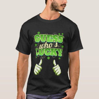 友達にラッキーを当てっこしようとしているラクダ Tシャツ