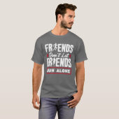 友達は一人で歩かせない おもしろTシャツ Tシャツ (正面フル)