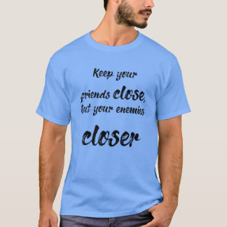 友達を近くに置け、アニメはもっと近くに Tシャツ