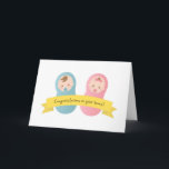 双子おめでとう！男の赤ちゃんと少女 カード<br><div class="desc">青与えとピンクの毛布を着た双子の男の赤ちゃんと少女の愛らしいイラストレーションを持つ双子の新しい親に対し包まれたて、おめでとうございます。フロント読文字「双子おめでとう！」 文字読は「二重に賛美よ!」</div>