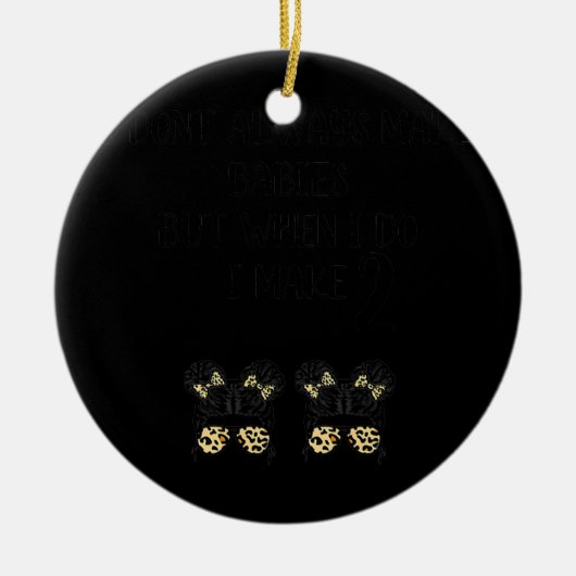 双子おもしろいベビー妊娠のお知らせ2 セラミックオーナメント (正面)