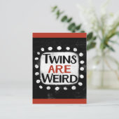 双子がハガキ風変わりである ポストカード (スタンド正面)