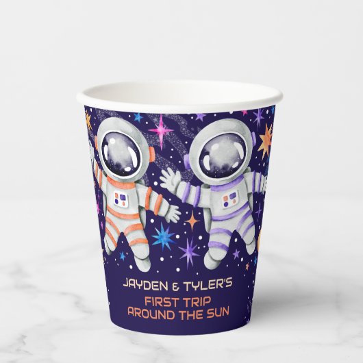 双子が宇宙飛行士のまわりにロケットに初乗り込む 紙コップ (正面)