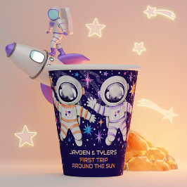 双子が宇宙飛行士のまわりにロケットに初乗り込む 紙コップ